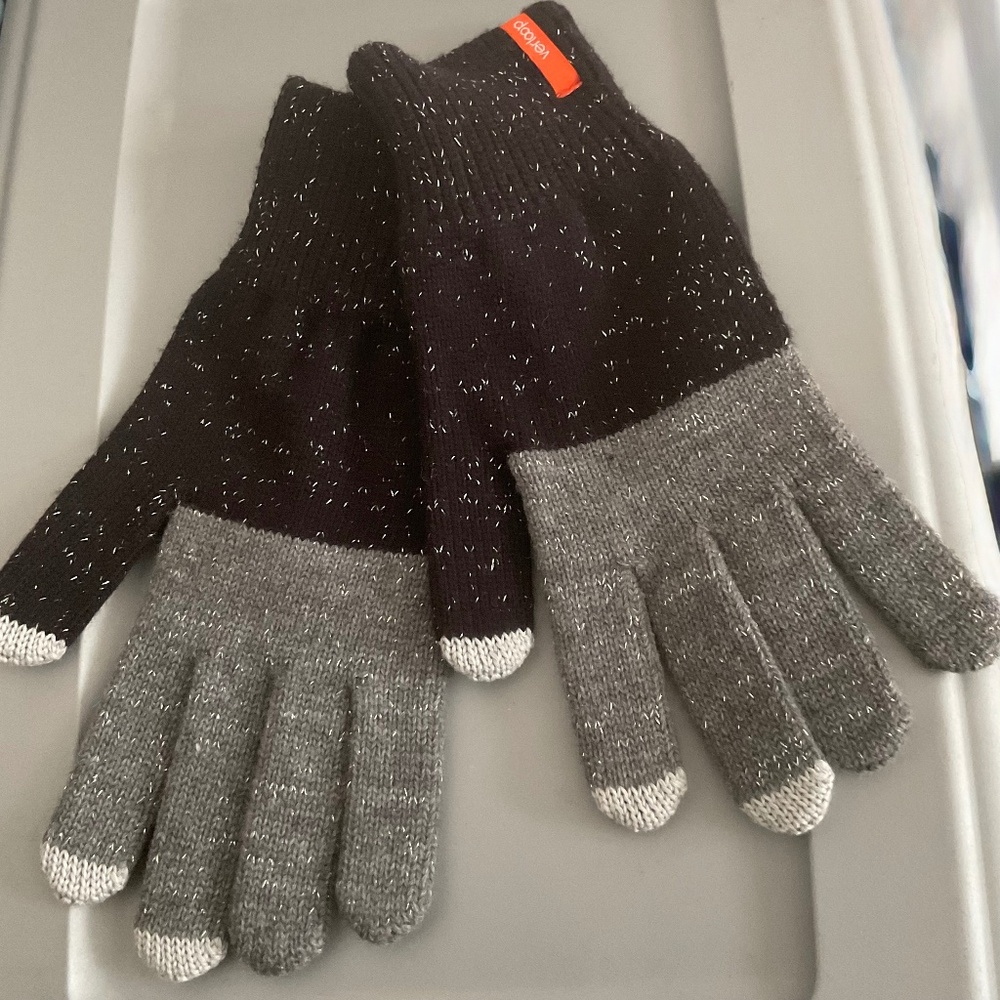 Verloop Black and grey texting knit gloves NWOT